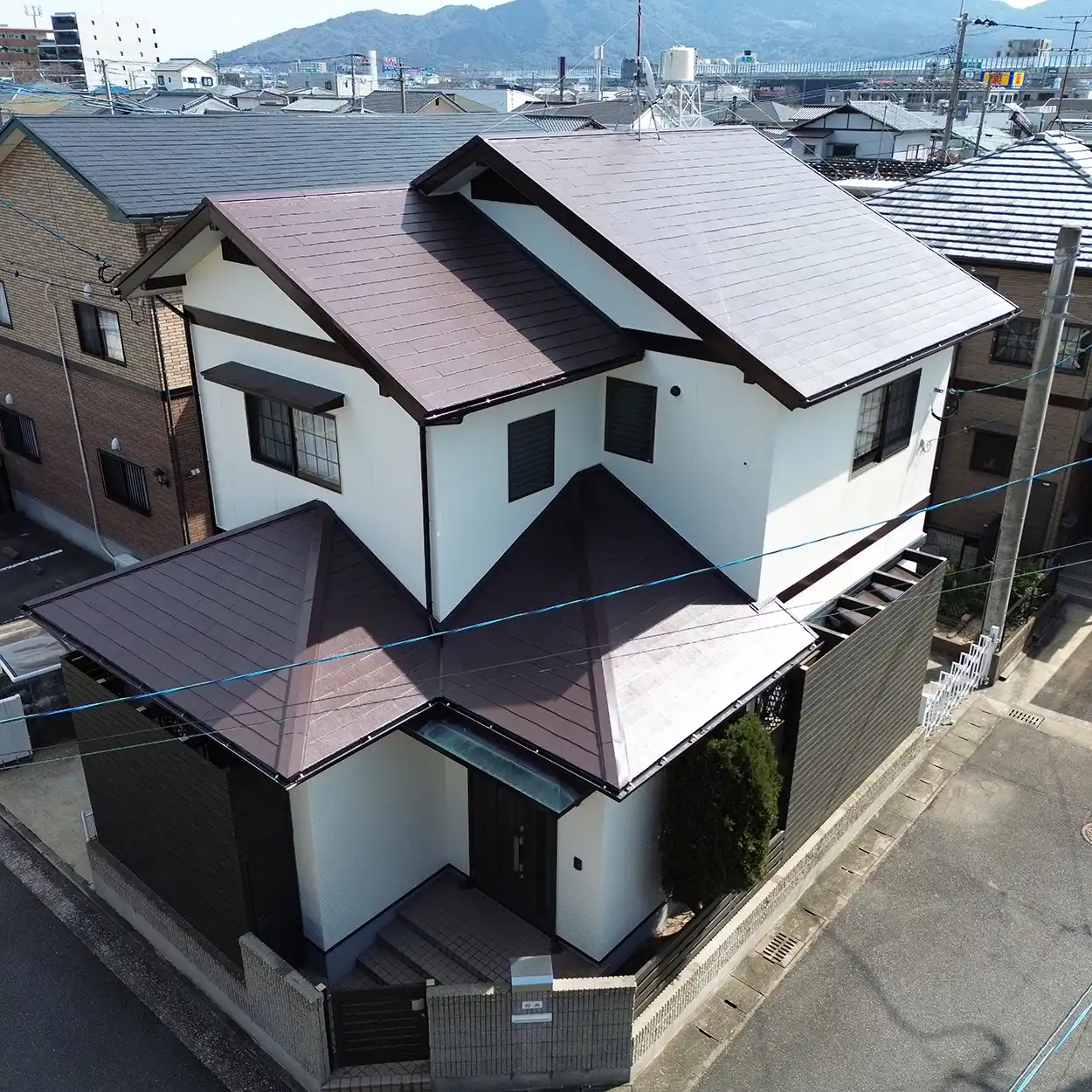 屋根塗装で美観と耐久性を回復した住宅屋根（ひびきペイント施工）