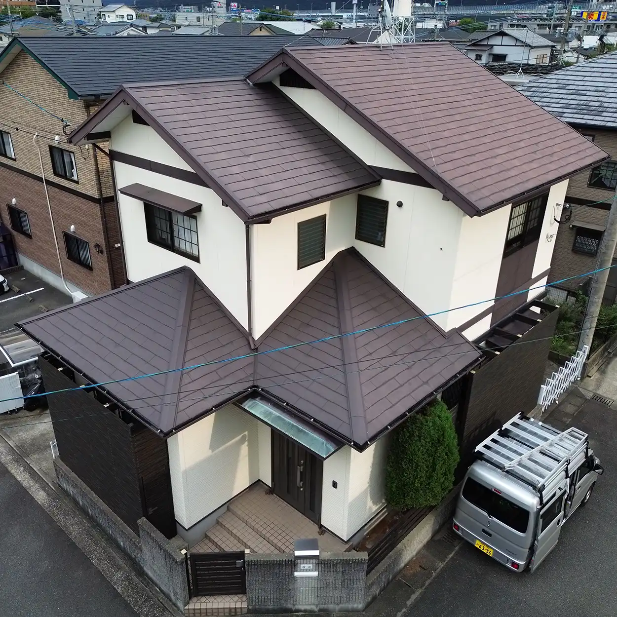 色あせや劣化が見られる屋根塗装前の住宅屋根