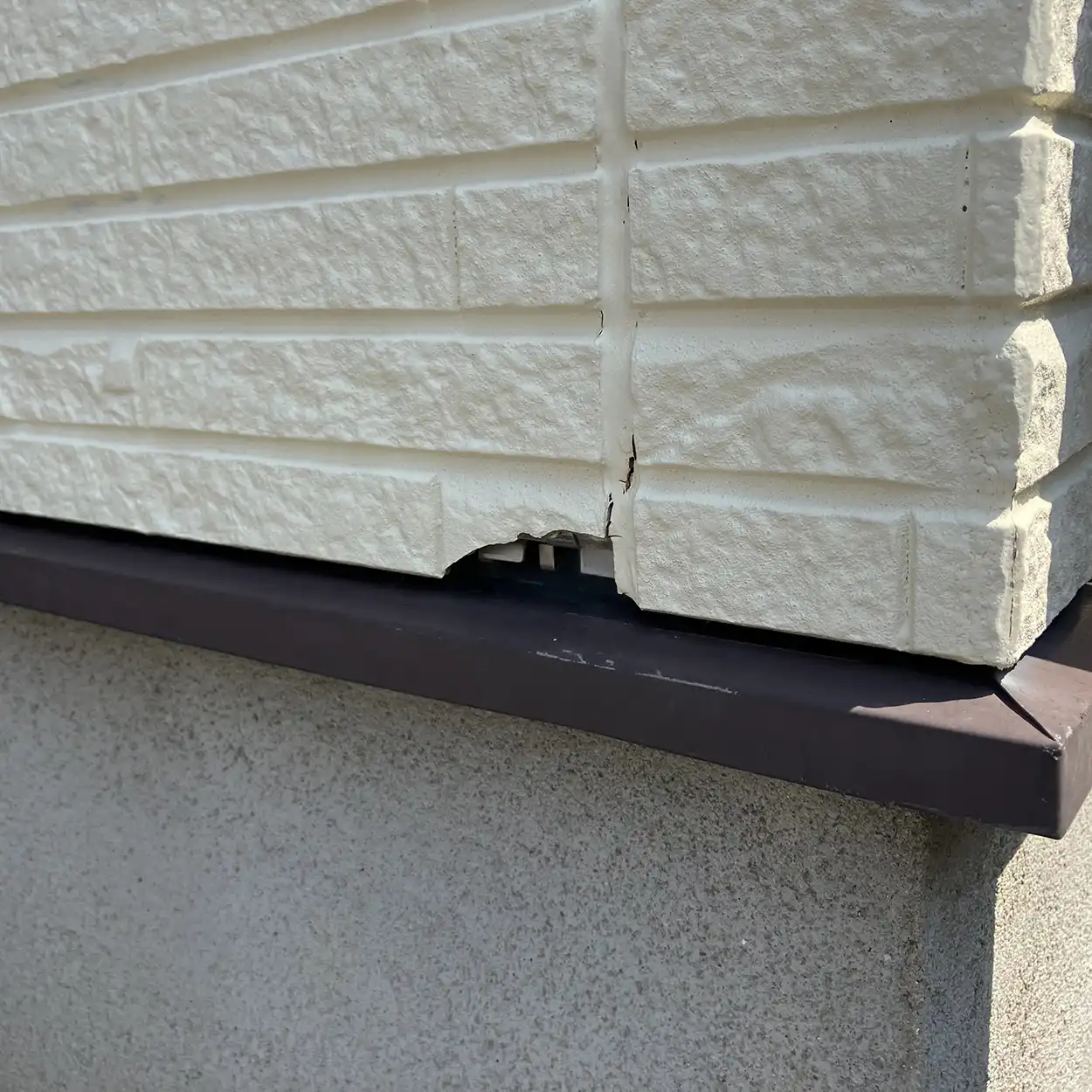 ひび割れが発生している住宅の外壁