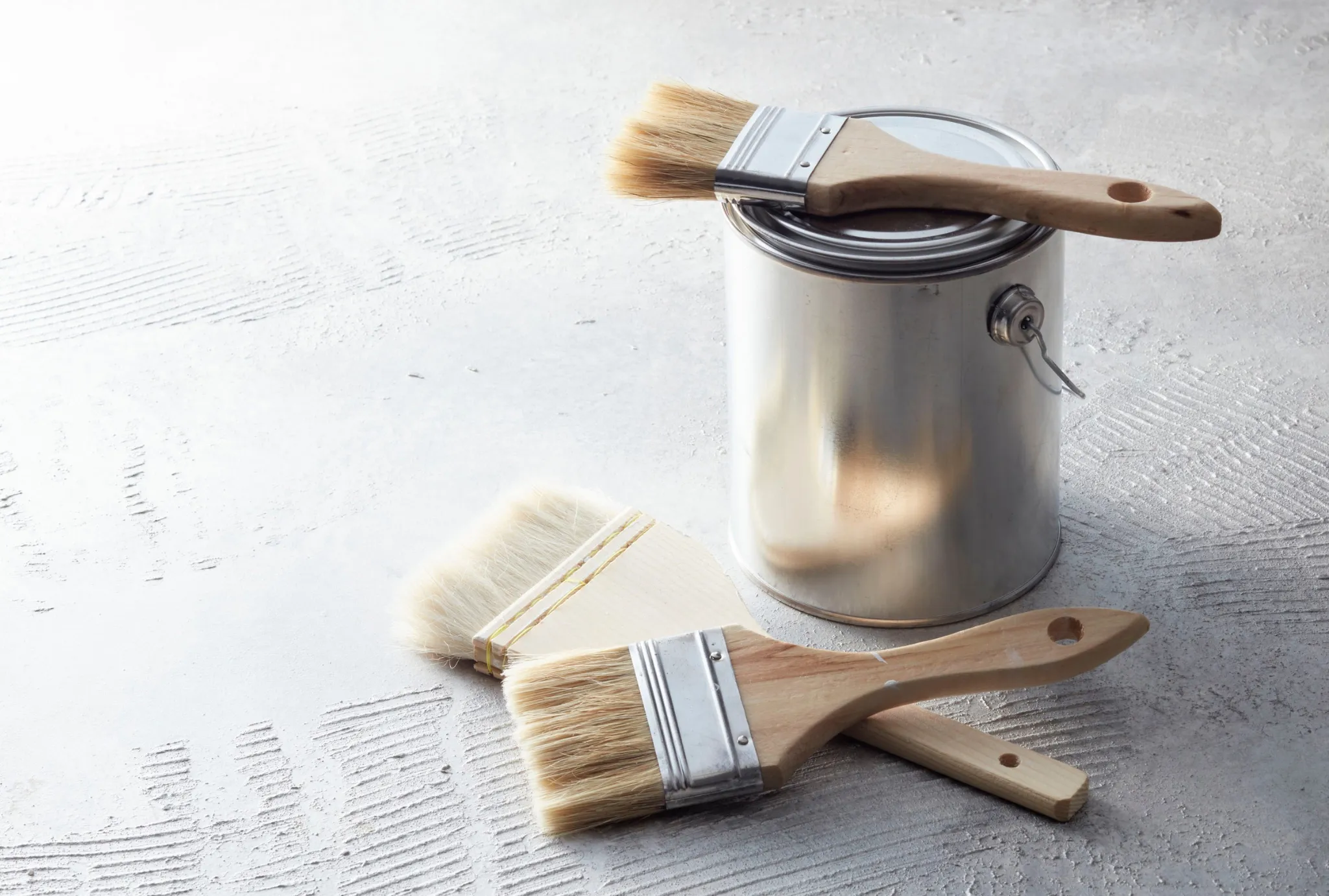 外壁塗装用の塗料とハケ