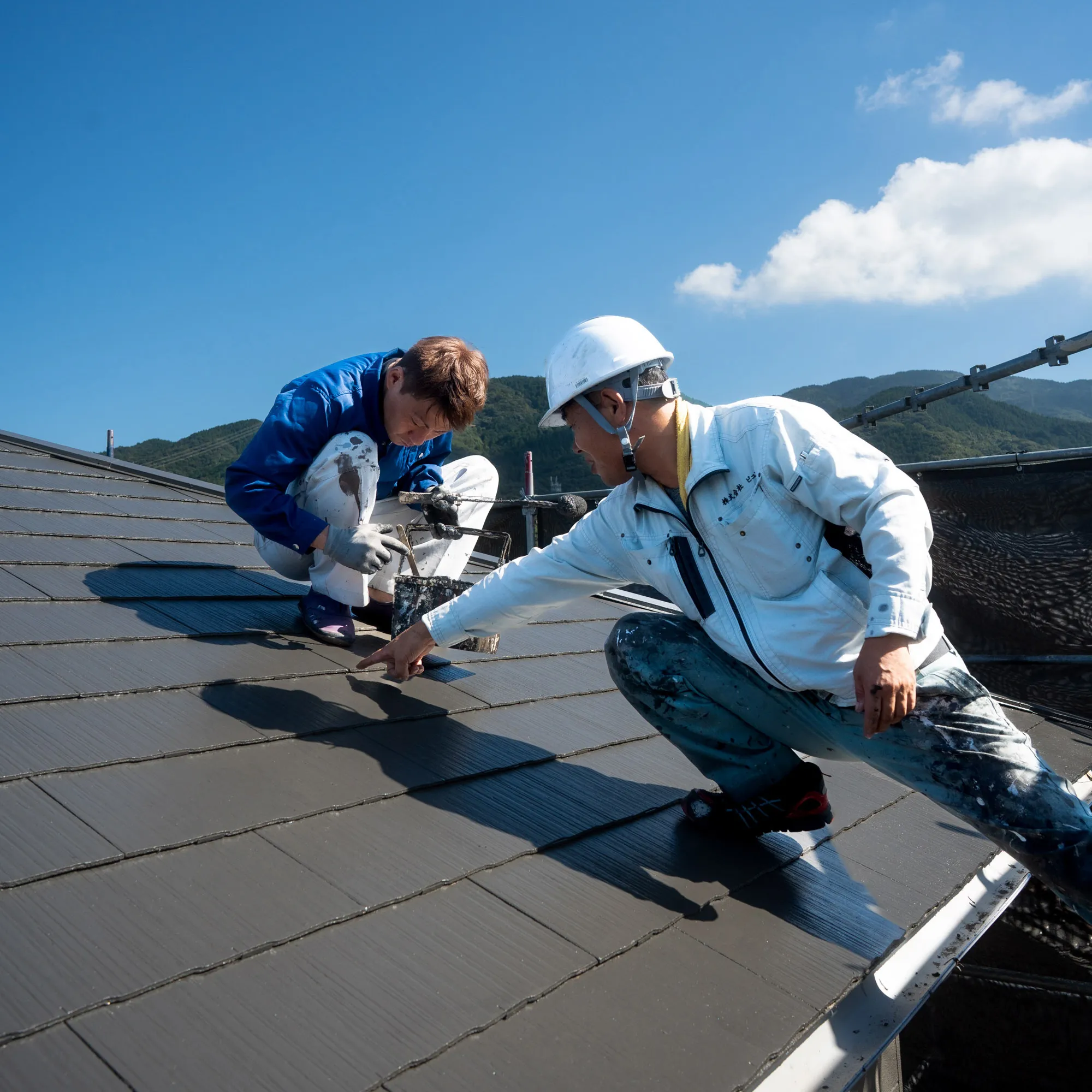 代表の奥本がスタッフに指示を出している