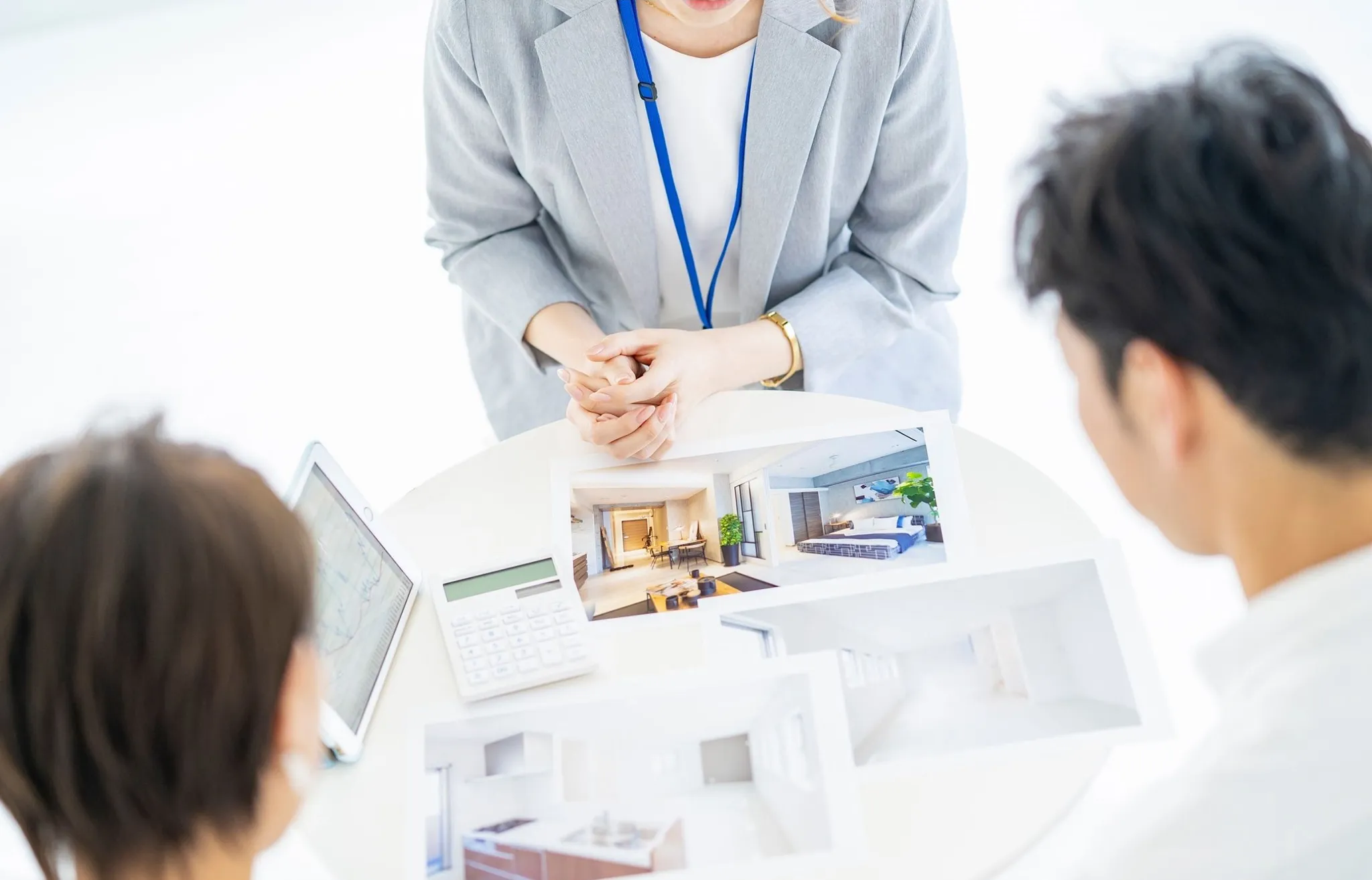 塗装の説明をしている