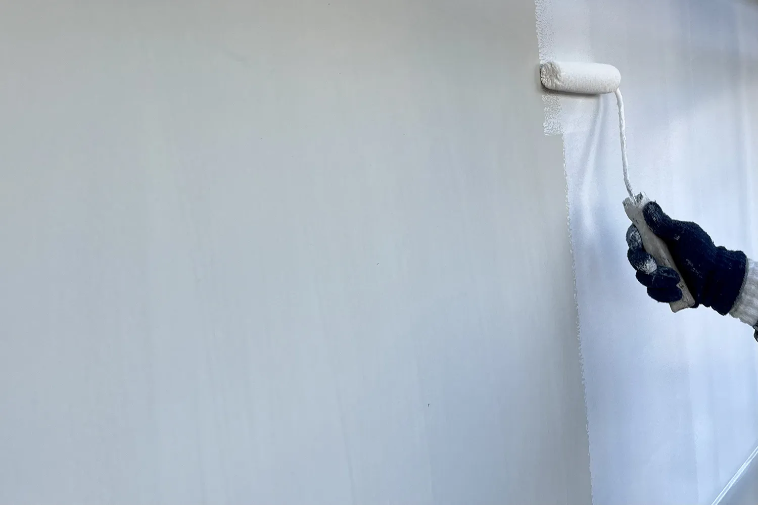 ひびきペイントの中塗りは色ムラなしで整えます。