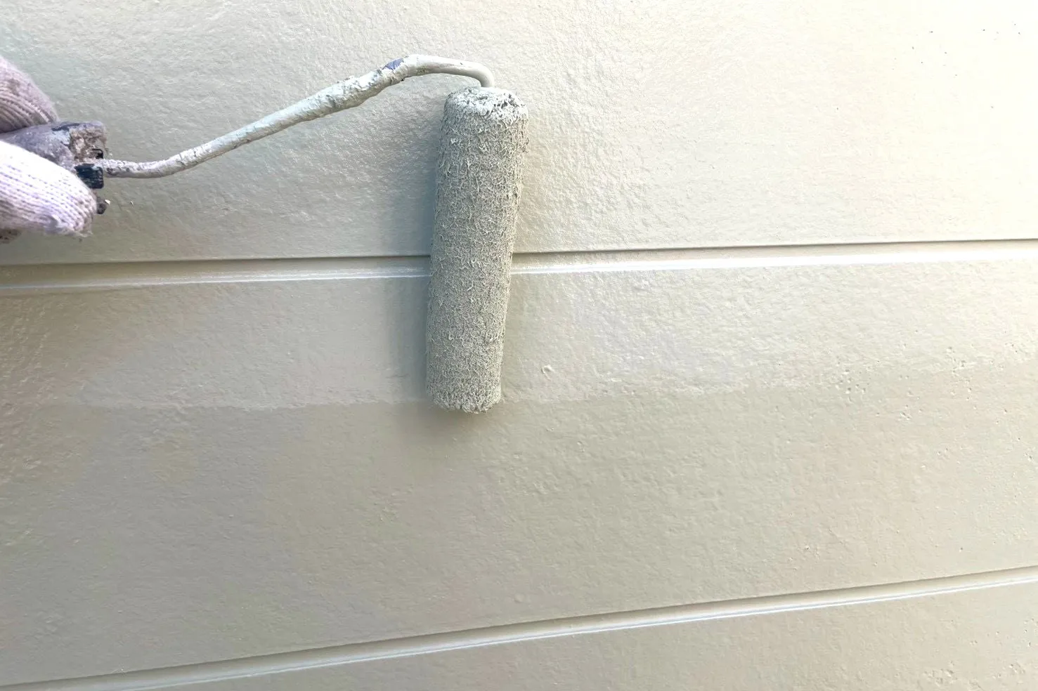 ひびきペイントの上塗りはツヤのある美しい仕上がりです。