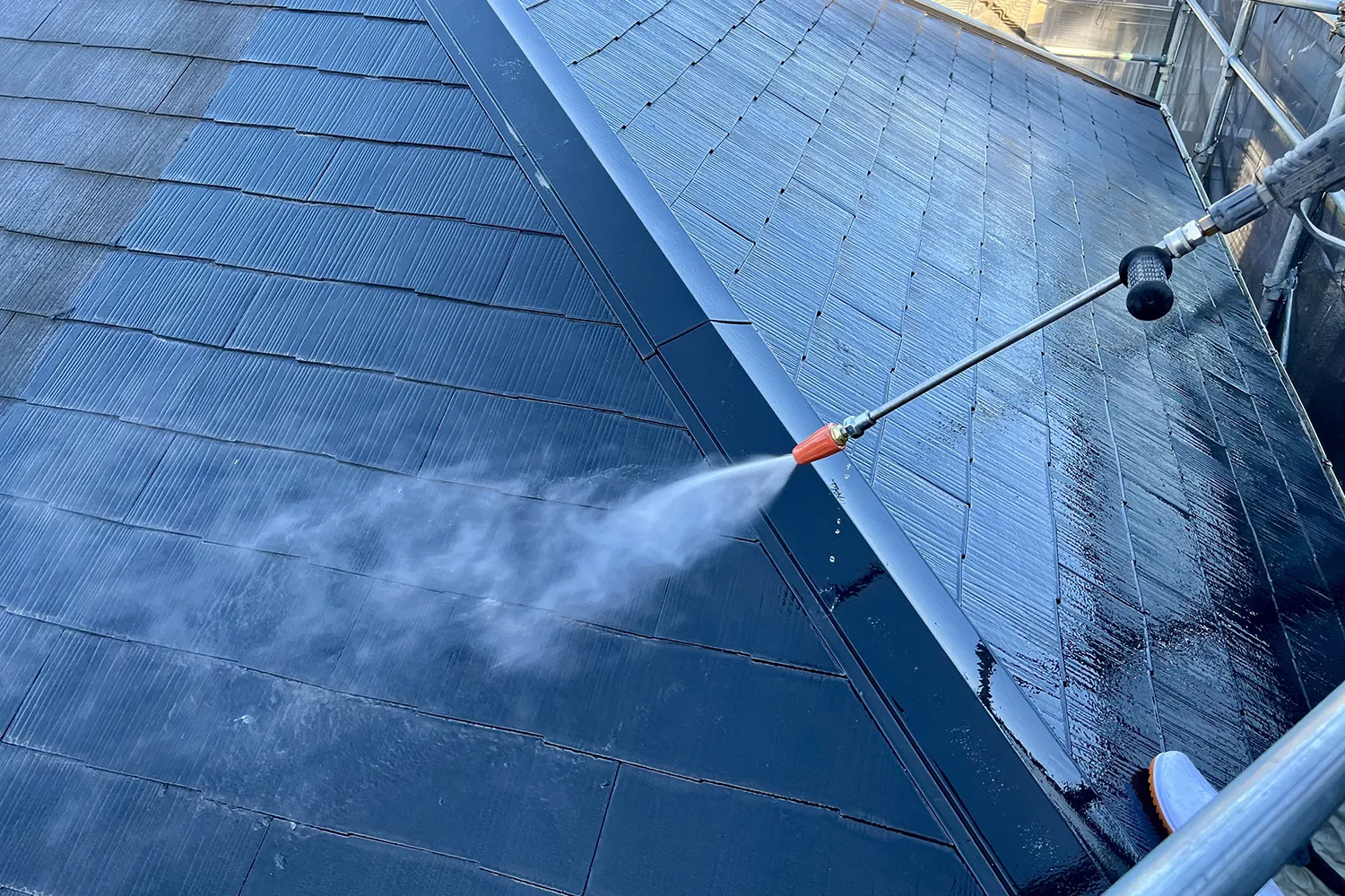 ひびきペイントでは塗装前にしっかり高圧洗浄します。