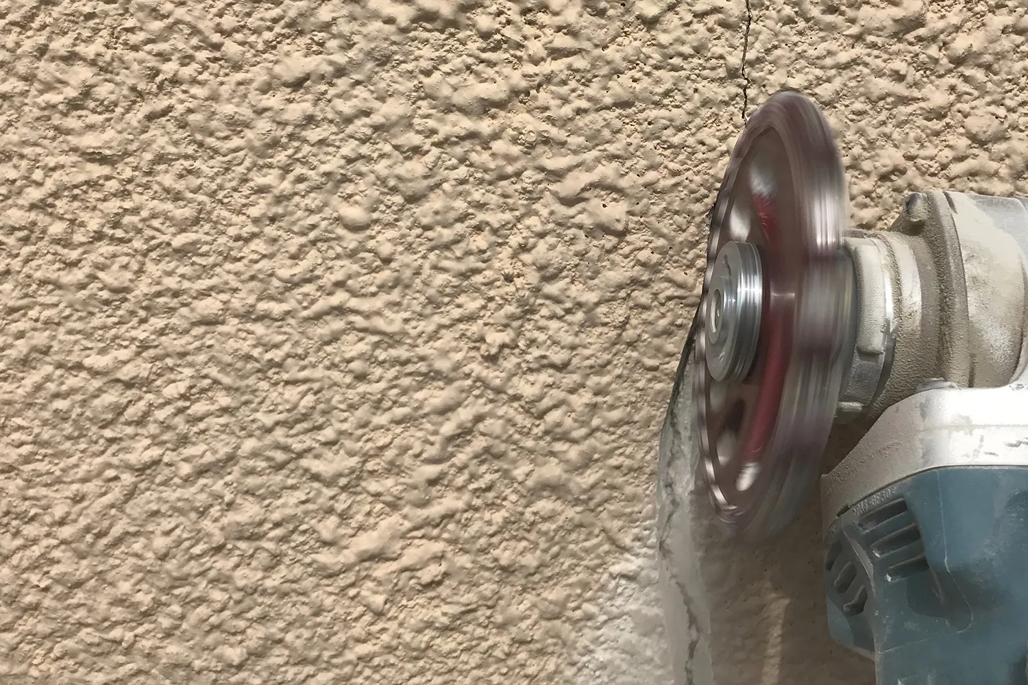 ひびきペインとは下地処理を怠りません。