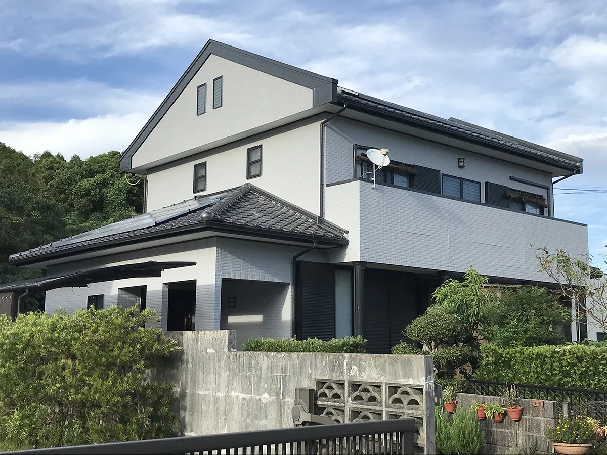 美しい外壁塗装が施された邸宅