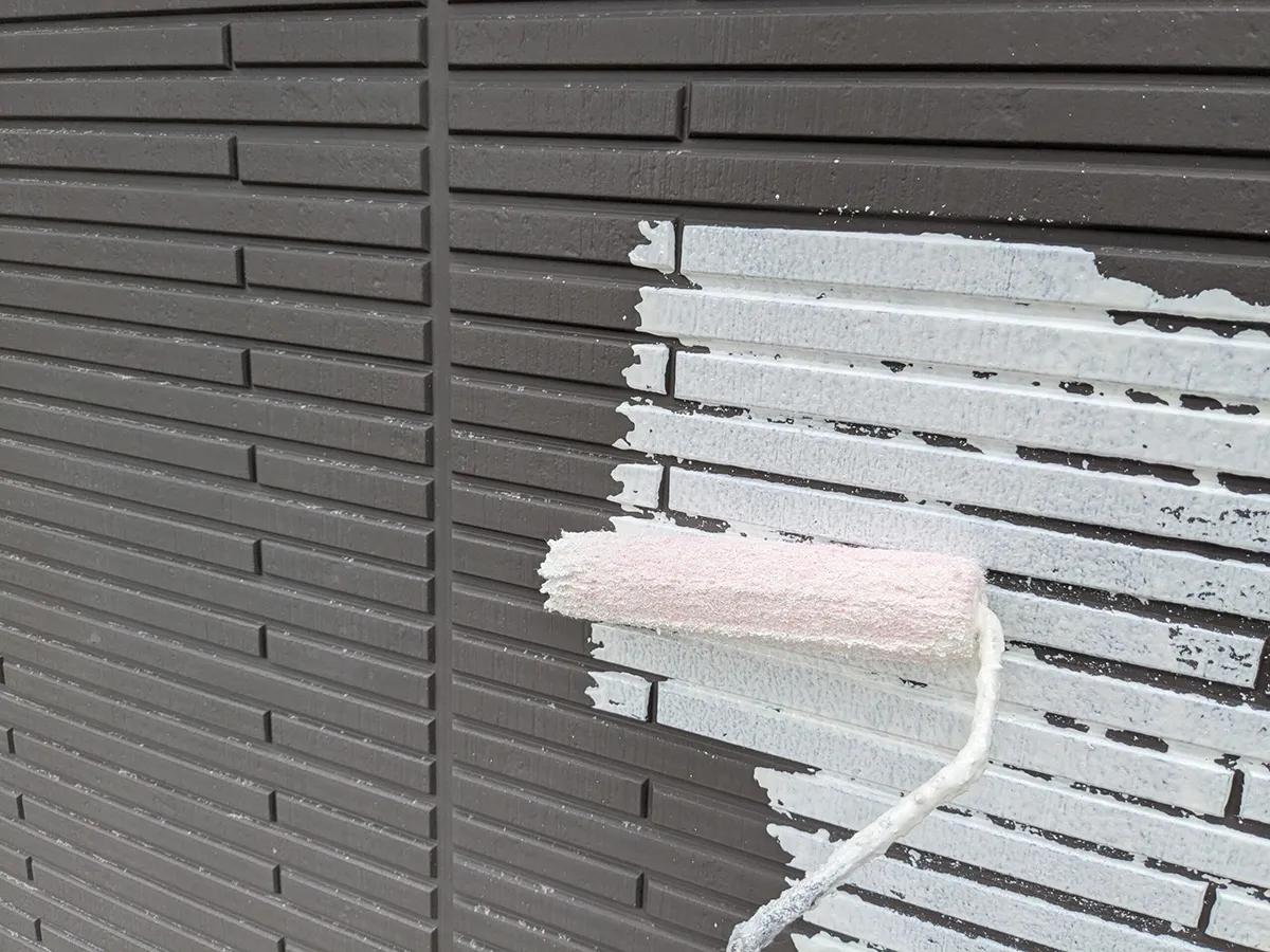 外壁塗装、中塗り後から上塗り中